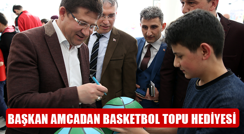 Başkan Amcadan Basketbol Topu Hediyesi