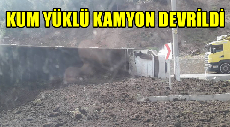 Kum Yüklü Kamyon Devrildi