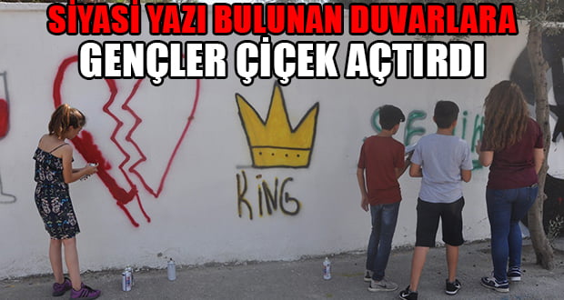 Siyasi Yazı Bulunan Duvarlara Gençler Çiçek Açtırdı