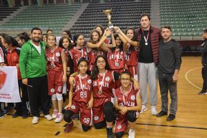 Denizli’de basketbol şampiyonları kupalarını aldı