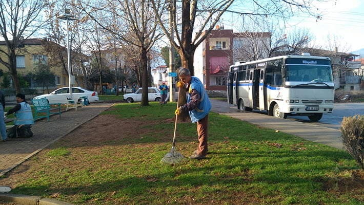 Merkezefendi’nin Parklarında Kış Bakımı Yapılıyor