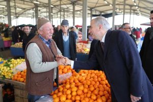 Başkan Osman Zolan pazaryerlerinde vatandaşlarla sohbet etti