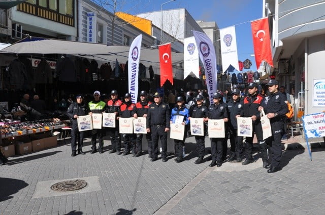 Polisler Kamu Spotlu Bez Çanta Dağıttı