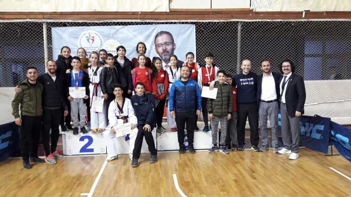 Denizlili Kız ve Erkek Taekwondocular Madalyalar ile Döndü