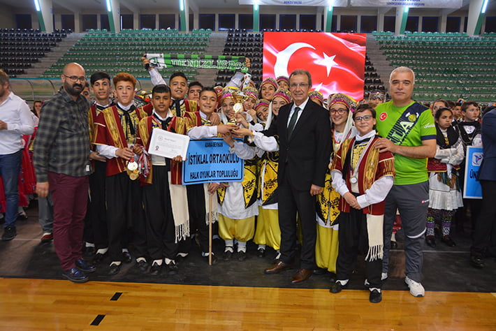 Halk oyunlarının yıldızları Denizli’de belirlendi