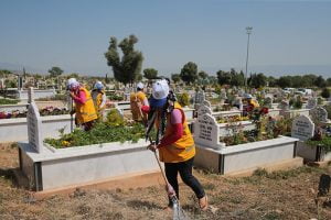 Mezarlıklarda bayram temizliği yapılıyor