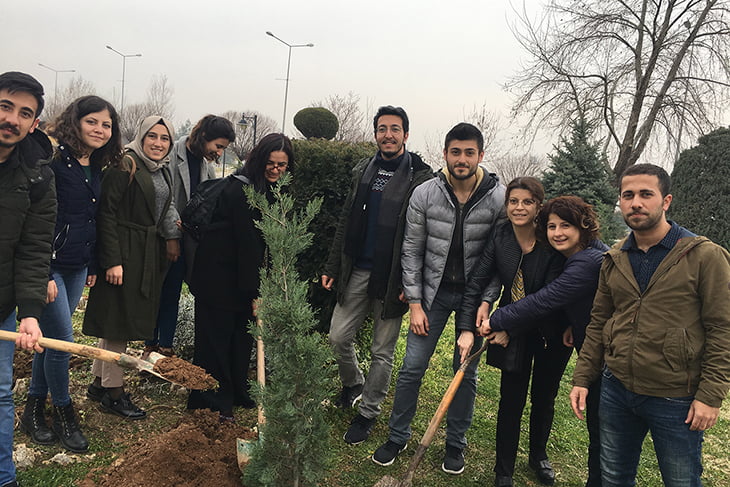 PAÜ’nün doğa dostu öğrencileri 100 fidanı toprakla buluşturdu