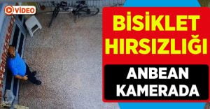 Binanın önüne konulan bisikletin çalınma anı güvenlik kamerasında