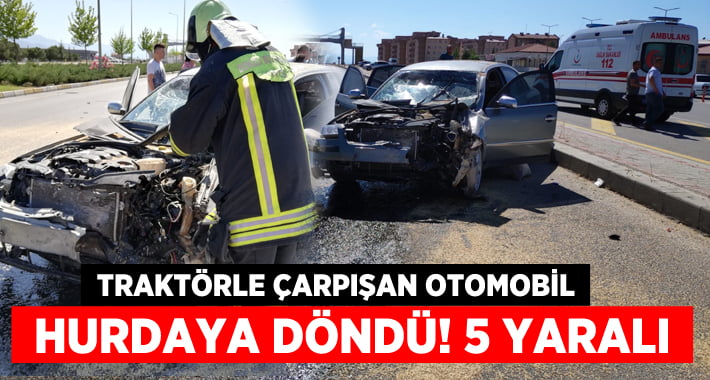 Traktörle Çarpışan Otomobil Hurdaya Döndü!