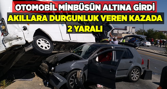 Otomobilin minibüsün altına girdiği kazada 2 kişi yaralandı