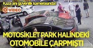 Motosikletin savrulup park halindeki araca çarpması güvenlik kamerasında