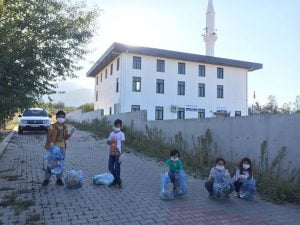 İkindi namazını kılıp ardından sokağı temizlediler