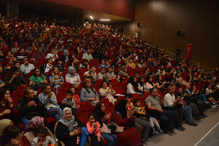 Sarayköy, tiyatro sezonuna ekibiyle, seyircisiyle iddialı başladı