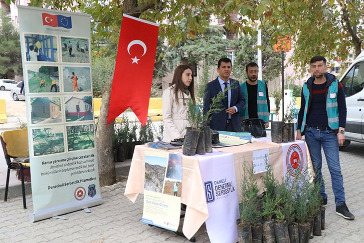 Denetimli serbestlik yükümlüleri tarafından 500 fidan dağıtıldı