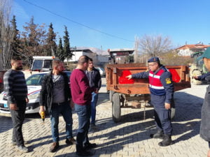 Çal’da traktör ve iş makinelerine yönelik reflektör denetimi