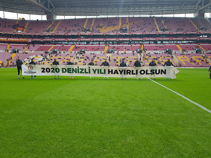 Denizlispor, Galatasaray maçına “2020 Denizli Yılı” pankartıyla çıktı