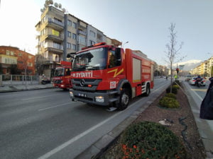 Bodrum katta çıkan yangın bina sakinlerini sokağa döktü