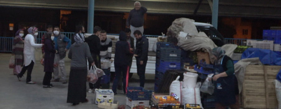 Denizli’de sokağa çıkma yasağı kararının ardından gece semt pazarı kuruldu