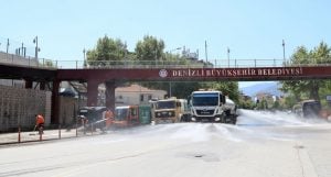 Denizli’de tüm cadde ve sokaklar dezenfekte edilmeye devam ediyor