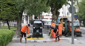 Kayalık Caddesi yıkanıp dezenfekte edildi