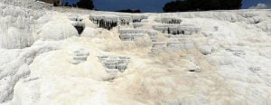 Pamukkale’yi görmek isteyen vatandaşlar travertenleri uzaktan seyrediyor