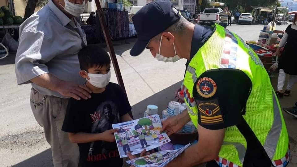 Jandarma çocuklara trafik kurallarını öğreten boyama kitabı hediye etti