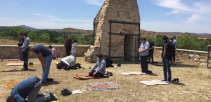 100 yıl önce yıkılan, sadece minaresi kalan camide cuma namazı kıldılar