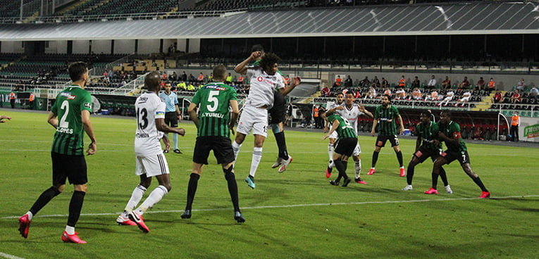 Denizlispor-Beşiktaş maçında ilk yarı tamamlandı!