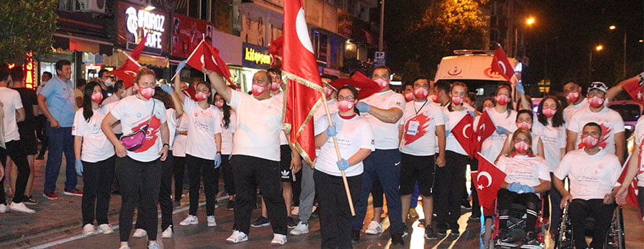 Milli sporcular, 15 Temmuz’da Denizli sancağını elden ele taşıdı