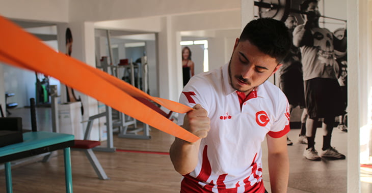 Annesinin pazar parası ile spor salonuna yazılan genç Dünya 4.sü oldu!