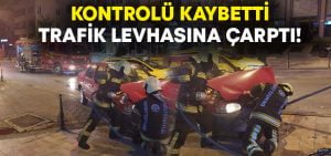 Hakimiyeti kaybetti, trafik levhasına çarptı!