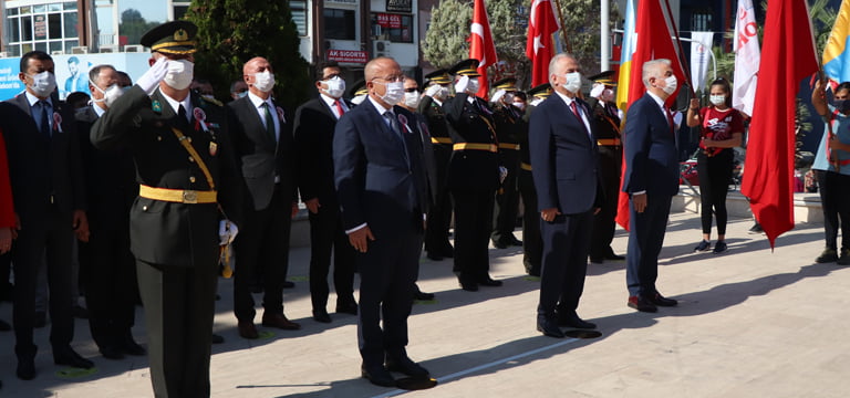 Denizli’de, Cumhuriyet Bayramı kutlamaları çelenk töreni ile başladı