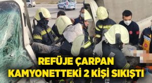 Refüje çarpan kamyonetteki 2 kişi sıkıştı