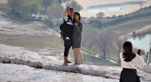 Kısıtlamadan muaf turistler Pamukkale’nin tadını çıkardı