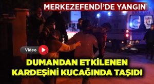 Merkezefendi’de yangın.. Dumandan etkilenen kardeşini kucağında ambulansa taşıdı