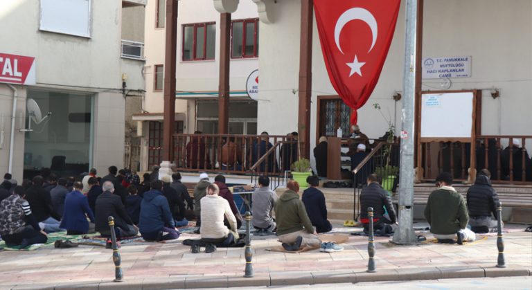 Yeni yılın ilk Cuma namazı tedbirler kapsamında kılındı