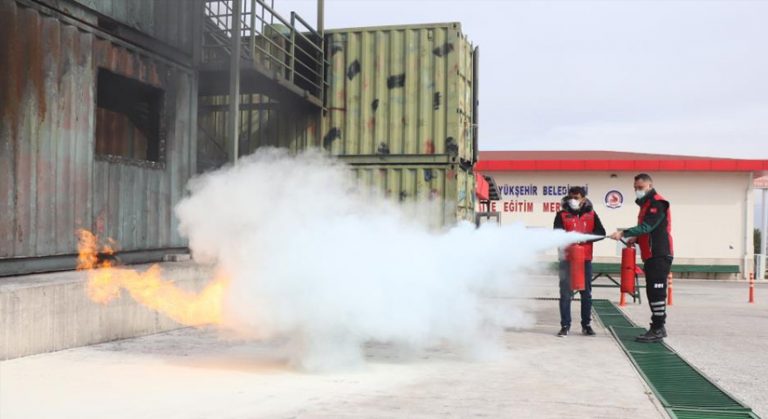 Denizli’de arama kurtarma gönüllülerine yangın eğitimi verildi