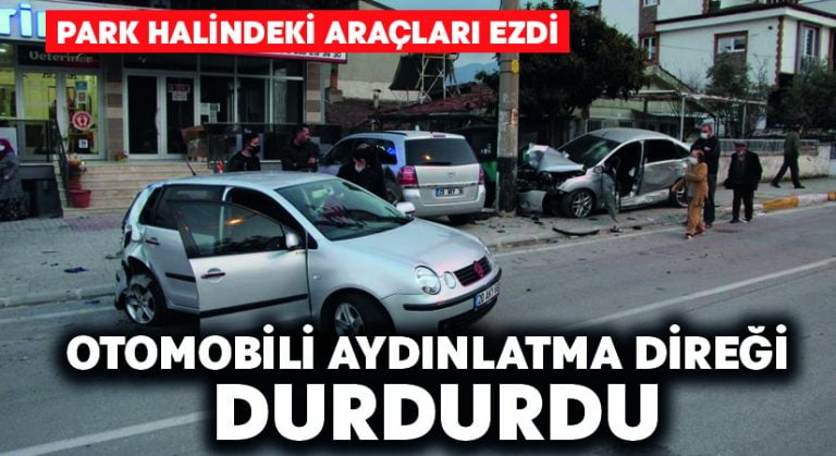 Park halindeki araçları ezen otomobili aydınlatma direği durdurdu