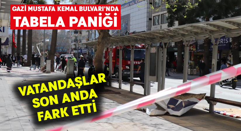 Fırtınanın uçurduğu tabela otobüs durağına düştü