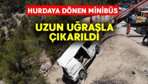 3 kişinin öldüğü kazada hurdaya dönen araçlar uçurumdan çıkartıldı