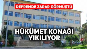 Depremde zarar gören hükümet konağı yıkılıyor