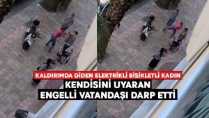 Kaldırımda giden elektrikli bisikletli kadın kendisini uyaran engelliyi darp etti