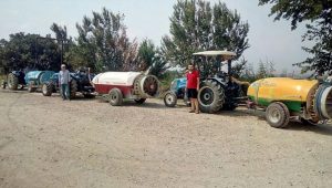 Tankerleri doldurulan traktörler hazır bekliyor