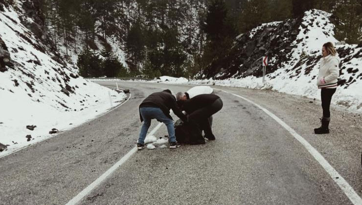 Yola düşen kaya parçası sürücülere zor anlar yaşattı