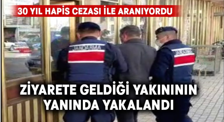 30 yıl hapis cezasıyla aranırken yakınının yanında yakalandı