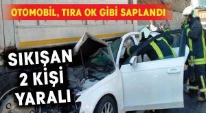 Otomobil, tıra adeta saplandı