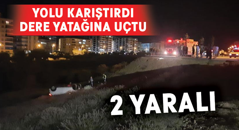 Yolu karıştıran otomobil dere yatağına uçtu; 2 yaralı