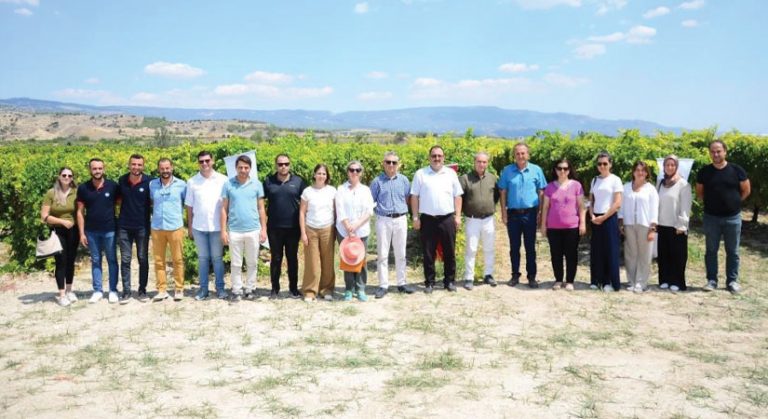 Salkım güvesiyle mücadele tarla gününde anlatıldı