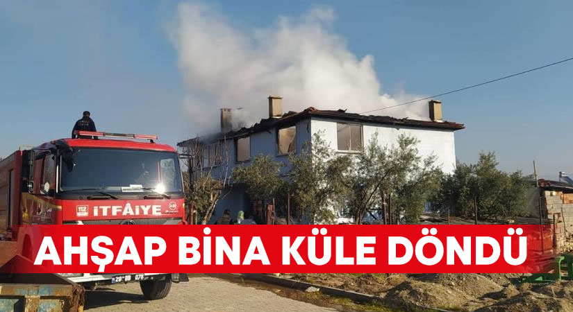 Ahşap bina küle döndü