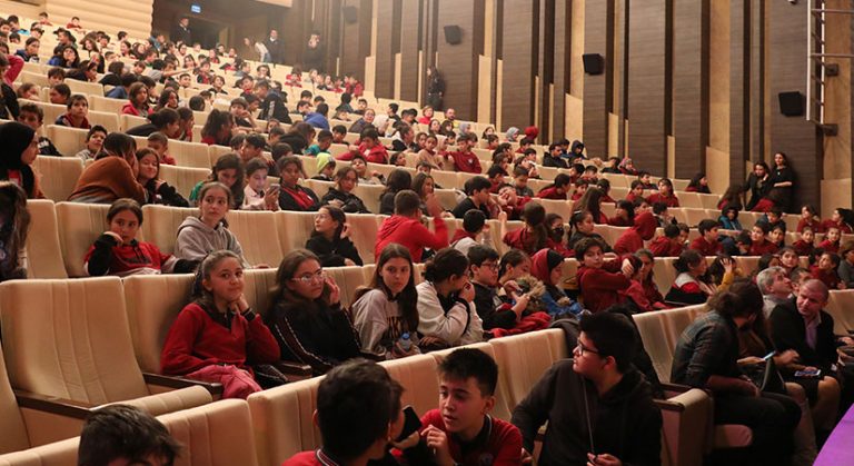 İlk Kez Tiyatroya Giden Çocuklar ‘Küçük Prens’i Çok Sevdi